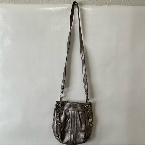 B. Makowsky Peweter Silver Leather Crossbody Bucket Bag - Picture 3 of 12